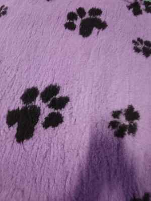 VETBED DELUXE Paklājs ar gumijotu pamatni no bieza materiāla - violets ar melnām ķepām